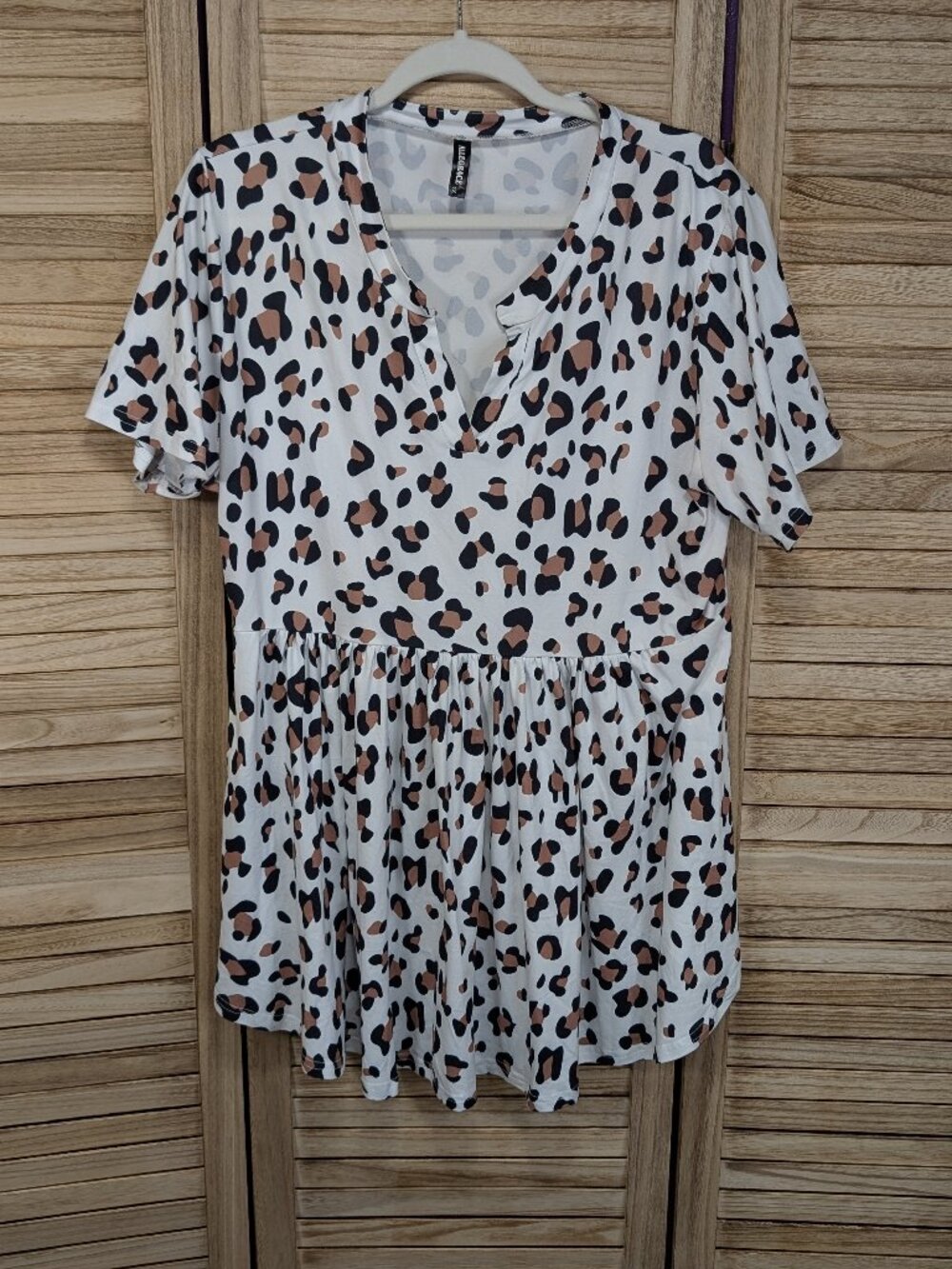 Allegrace Leopard Print Short Sleeve Women's Top - White & Brown Size 1X